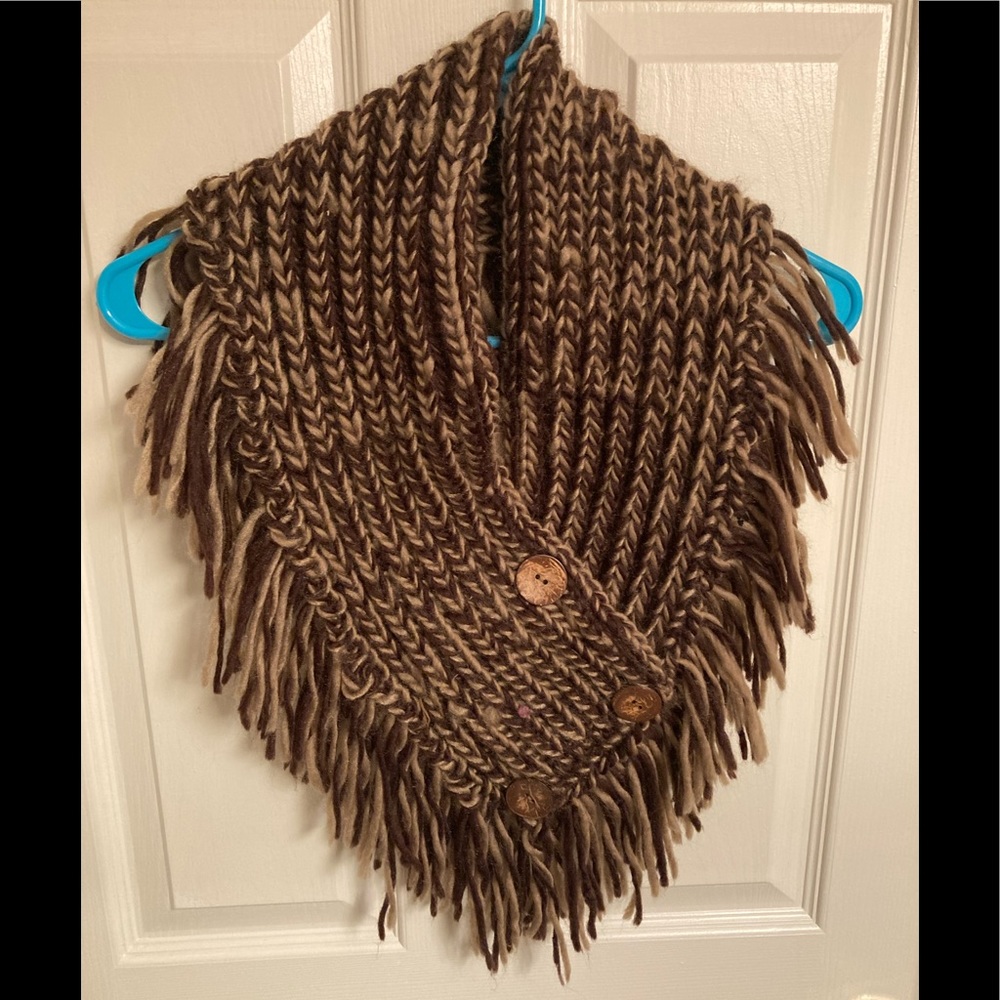 🍃 Crochet Thick Button Shawl Scarf - Picture 2 of 5